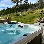 Flott Moderne I Holterdalen, 4 Soverom, 2 Bad, Jacuzzi, Garasje Rauland