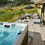 Flott Moderne I Holterdalen, 4 Soverom, 2 Bad, Jacuzzi, Garasje *